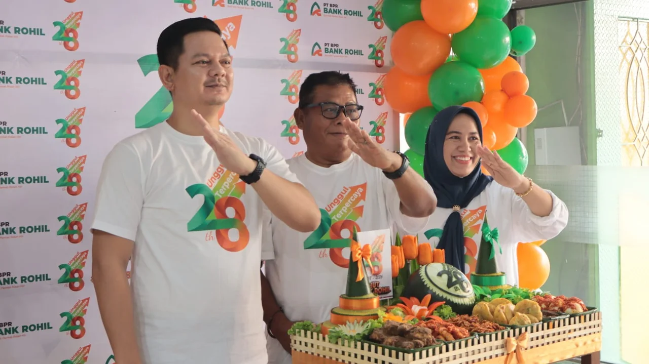 Foto : Pengurus PT BPR Rokan Hilir, Wan Muhamad Kudri Direktur Utama (Kiri), Syaiful Anwar (Komisaris) Nurasiah Direktur Operasional (Kanan).